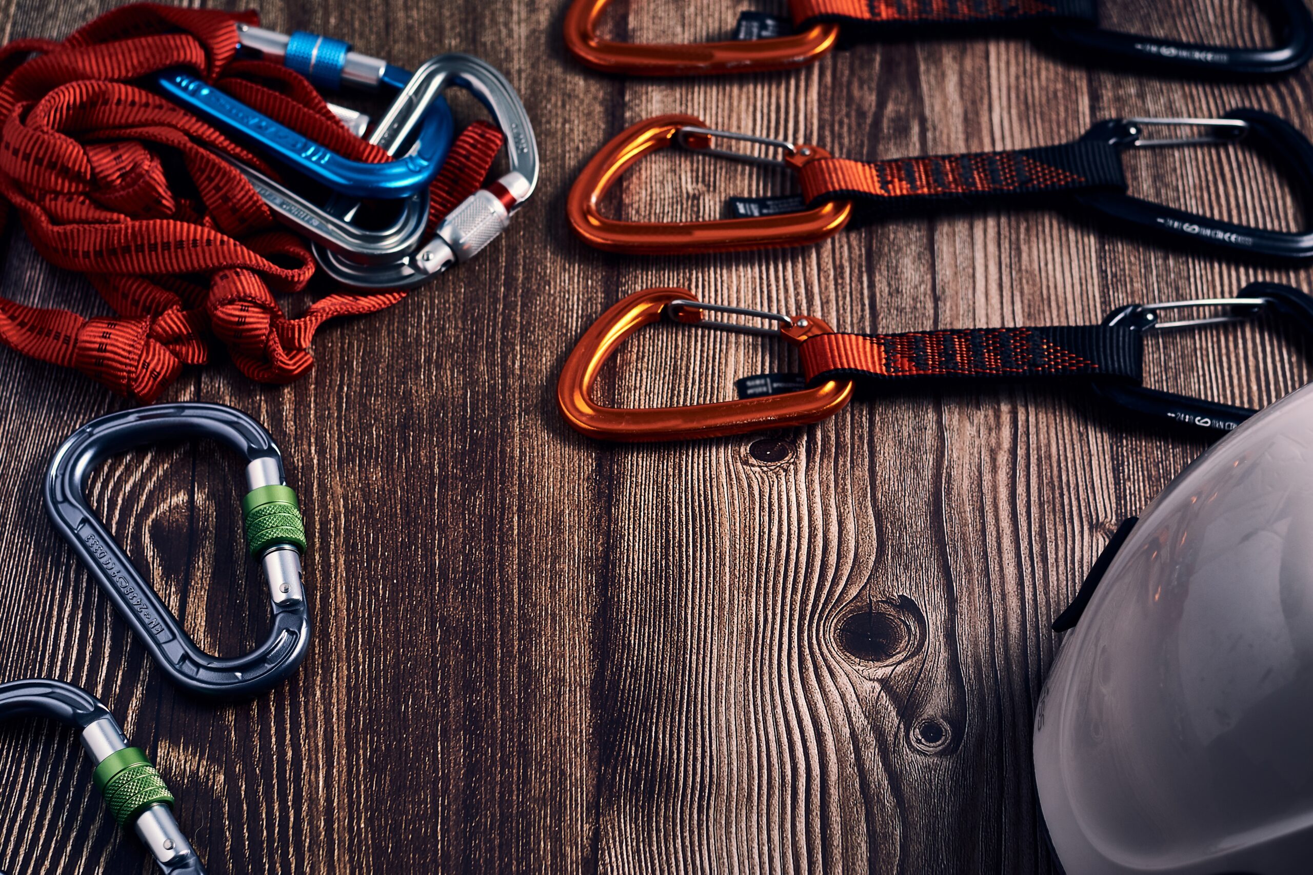 What are the different rappelling devices? - Caving Life